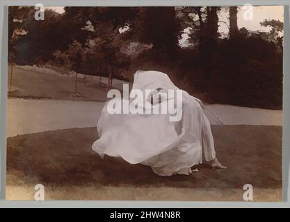 Kunst inspiriert von Loie Fuller Dancing, ca. 1900, Silbergelatine-Druck, Bild: 4 Zoll × 5 11/16 Zoll (10,2 × 14,5 cm), Fotografien, Samuel Joshua Beckett (British, Shadwell, Stepney London 1870–1940 Bournemouth, Klassische Werke, die von Artotop mit einem Schuss Moderne modernisiert wurden. Formen, Farbe und Wert, auffällige visuelle Wirkung auf Kunst. Emotionen durch Freiheit von Kunstwerken auf zeitgemäße Weise. Eine zeitlose Botschaft, die eine wild kreative neue Richtung verfolgt. Künstler, die sich dem digitalen Medium zuwenden und die Artotop NFT erschaffen Stockfoto