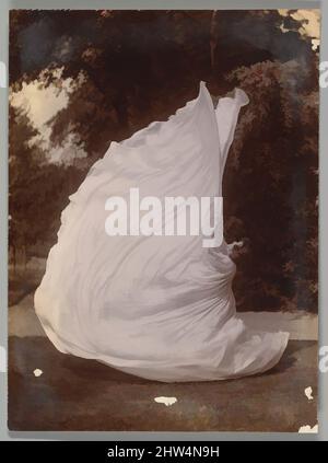 Kunst inspiriert von Loie Fuller Dancing, ca. 1900, Silbergelatine-Druck, Bild: 5 15/16 × 4 7/16 Zoll (15,1 × 11,2 cm), Fotografien, Samuel Joshua Beckett (British, Shadwell, Stepney London 1870–1940 Bournemouth, Klassische Werke, die von Artotop mit einem Schuss Moderne modernisiert wurden. Formen, Farbe und Wert, auffällige visuelle Wirkung auf Kunst. Emotionen durch Freiheit von Kunstwerken auf zeitgemäße Weise. Eine zeitlose Botschaft, die eine wild kreative neue Richtung verfolgt. Künstler, die sich dem digitalen Medium zuwenden und die Artotop NFT erschaffen Stockfoto