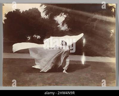 Kunst inspiriert von Loie Fuller Dancing, ca. 1900, Silbergelatine-Druck, Bild: 3 15/16 × 5 3/8 Zoll (10 × 13,7 cm), Fotografien, Samuel Joshua Beckett (British, Shadwell, Stepney London 1870–1940 Bournemouth, Klassische Werke, die von Artotop mit einem Schuss Moderne modernisiert wurden. Formen, Farbe und Wert, auffällige visuelle Wirkung auf Kunst. Emotionen durch Freiheit von Kunstwerken auf zeitgemäße Weise. Eine zeitlose Botschaft, die eine wild kreative neue Richtung verfolgt. Künstler, die sich dem digitalen Medium zuwenden und die Artotop NFT erschaffen Stockfoto