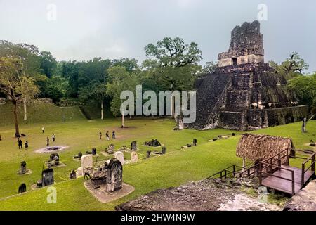 Tempel II erhebt sich über dem Großen Platz im Tikal Nationalpark, Petén, Guatemala Stockfoto