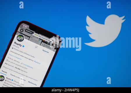 Chile. 03. März 2022. Auf dieser Fotolabbildung wird ein Twitter-Account-Profil von Ruptly¥mit der Aufschrift „Russia State Affiliated Media“ auf einem Smartphone mit dem Twitter-Logo im Hintergrund angezeigt. Kredit: SOPA Images Limited/Alamy Live Nachrichten Stockfoto