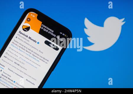 Chile. 03. März 2022. In dieser Fotolabbildung wird das Twitter-Account-Profil von Sputnik Mundo mit der Aufschrift „Russia State Affiliated Media“ auf einem Smartphone mit dem Twitter-Logo im Hintergrund angezeigt. Kredit: SOPA Images Limited/Alamy Live Nachrichten Stockfoto