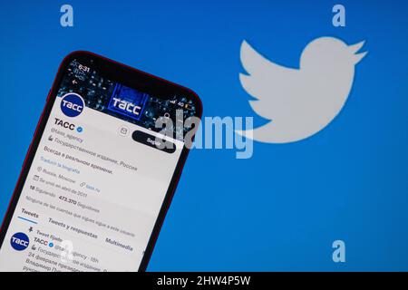 Chile. 03. März 2022. In dieser Abbildung wird das Profil des Twitter-Accounts der TACC-Agentur mit dem Namen „Russia State Affiliated Media“ auf einem Smartphone mit dem Twitter-Logo im Hintergrund angezeigt. Kredit: SOPA Images Limited/Alamy Live Nachrichten Stockfoto