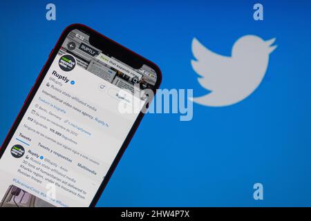 Chile. 03. März 2022. In dieser Fotobilder wird Ruptles Twitter-Account-Profil mit der Aufschrift „Russia State Affiliated Media“ auf einem Smartphone mit dem Twitter-Logo im Hintergrund angezeigt. Kredit: SOPA Images Limited/Alamy Live Nachrichten Stockfoto