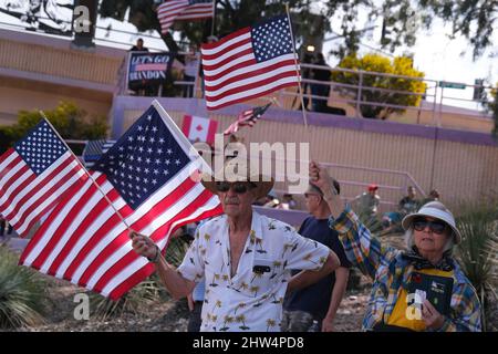 Tucson, Arizona, USA. 3. März 2022. Befürworter des amerikanischen Truckers Freedon-Konvois Linie Interstate 10 in Tucson, um ihre Unterstützung für Trucker zu zeigen, die protestieren gegen Pandemiebeschränkungen, die durch Proteste in Kanada inspiriert wurden. Der Konvoi startete in Kalifornien und versucht, eine Cross Country Karawane zu organisieren, die in Washington, D.C. enden wird (Foto: © Christopher Brown/ZUMA Press Wire) Stockfoto