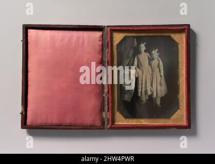 Kunst inspiriert von zwei identisch gekleideten jungen Mädchen, die neben einem Tisch stehen, 1840s, Daguerreotypie, Bild: 12,1 x 8,9 cm (4 3/4 x 3 1/2 Zoll), Fotografien, Unbekannt (amerikanisch, Klassische Werke, die von Artotop mit einem Schuss Moderne modernisiert wurden. Formen, Farbe und Wert, auffällige visuelle Wirkung auf Kunst. Emotionen durch Freiheit von Kunstwerken auf zeitgemäße Weise. Eine zeitlose Botschaft, die eine wild kreative neue Richtung verfolgt. Künstler, die sich dem digitalen Medium zuwenden und die Artotop NFT erschaffen Stockfoto