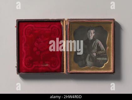 Art Inspired by Young Woman Seated Next to a Table with Elbow Resting on a Book, 1840s, Daguerreotype, Bild: 6,8 x 5,5 cm (2 11/16 x 2 3/16 Zoll), Photographs, Unbekannt (American, Classic Works Modernized by Artotop with a Splash of Modernity. Formen, Farbe und Wert, auffällige visuelle Wirkung auf Kunst. Emotionen durch Freiheit von Kunstwerken auf zeitgemäße Weise. Eine zeitlose Botschaft, die eine wild kreative neue Richtung verfolgt. Künstler, die sich dem digitalen Medium zuwenden und die Artotop NFT erschaffen Stockfoto