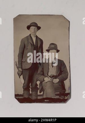 Kunst inspiriert von zwei jungen Männern, einem sitzenden und einem stehenden, Holdingschreinerei-Werkzeuge, 1870s–90s, Tintype, Bild: 8,2 x 5,1 cm (3 1/4 x 2 Zoll), Fotografien, Unbekannt (amerikanisch, Klassische Werke, die von Artotop mit einem Schuss Moderne modernisiert wurden. Formen, Farbe und Wert, auffällige visuelle Wirkung auf Kunst. Emotionen durch Freiheit von Kunstwerken auf zeitgemäße Weise. Eine zeitlose Botschaft, die eine wild kreative neue Richtung verfolgt. Künstler, die sich dem digitalen Medium zuwenden und die Artotop NFT erschaffen Stockfoto