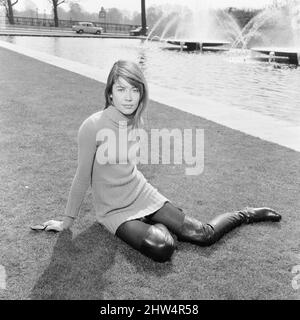 Francoise Hardy, französische Sängerin entspannt sich im Frühlingssonnern, Hyde Park, London, Sonntag, 14.. April 1968. Stockfoto