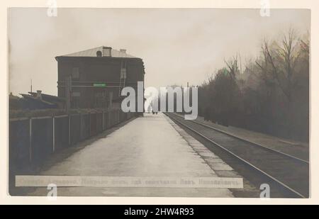 Kunst inspiriert vom Bahnhof Astapowo, rechts das Haus, in dem Lew Nikolajewitsch (Tolstoi) starb, 1910, Silbergelatine-Druck, Bild: 8,9 x 13,3 cm (3 1/2 x 5 1/4 Zoll), Fotografien, Aleksey Ivanovich Saveliev (Russisch, 1883–1923), diese sechs Fotopostkarten zeigen verschiedene Orte, von Artotop modernisierte klassische Werke mit einem Schuss Moderne. Formen, Farbe und Wert, auffällige visuelle Wirkung auf Kunst. Emotionen durch Freiheit von Kunstwerken auf zeitgemäße Weise. Eine zeitlose Botschaft, die eine wild kreative neue Richtung verfolgt. Künstler, die sich dem digitalen Medium zuwenden und die Artotop NFT erschaffen Stockfoto