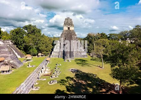 Tempel I erhebt sich über dem Großen Platz im Tikal Nationalpark, Petén, Guatemala Stockfoto