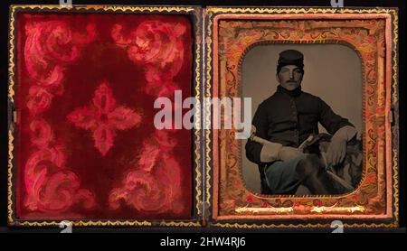 Kunst inspiriert von Union Cavalry Soldier, sitzend, mit Schwert und Handfeuerwaffe, 1861–65, Tintype, Teller: 8,9 x 6,4 cm (3 1/2 x 2 1/2 Zoll), Fotografien, Unbekannt (amerikanisch), während des Bürgerkrieges kaufte die Union Army etwa 373.000 Handfeuerwaffen, darunter mehr als 200.000 .36 Navy, Classic Works, die von Artotop mit einem Schuss Moderne modernisiert wurden. Formen, Farbe und Wert, auffällige visuelle Wirkung auf Kunst. Emotionen durch Freiheit von Kunstwerken auf zeitgemäße Weise. Eine zeitlose Botschaft, die eine wild kreative neue Richtung verfolgt. Künstler, die sich dem digitalen Medium zuwenden und die Artotop NFT erschaffen Stockfoto