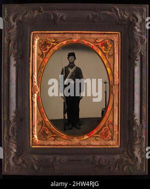 Kunst inspiriert von Union Soldier Holding Rifle, mit Photographer's Posing Stand, 1861–65, Ambrotype, sichtbar: 8,7 x 6,5 cm (3 7/16 x 2 9/16 Zoll), oval, Fotografien, Unbekannt (amerikanisch), der Zweck des seltsamen zackigen Apparates, der in diesem Porträt eines typischen Union-Rekruten zu sehen ist, war es, klassische Werke, die von Artotop mit einem Schuss Moderne modernisiert wurden, zu halten. Formen, Farbe und Wert, auffällige visuelle Wirkung auf Kunst. Emotionen durch Freiheit von Kunstwerken auf zeitgemäße Weise. Eine zeitlose Botschaft, die eine wild kreative neue Richtung verfolgt. Künstler, die sich dem digitalen Medium zuwenden und die Artotop NFT erschaffen Stockfoto