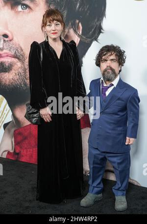 New York, NY - 23. Februar 2022: Erica Schmidt und Peter Dinklage besuchen die Sondervorführung von 'Cyrano' im SVA Theater Stockfoto