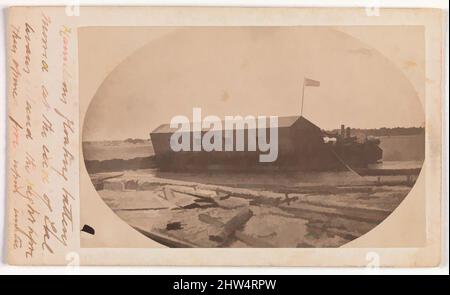 Kunst, inspiriert von Hamilton's Floating Battery, vertäut am Ende von Sullivans Insel in der Nacht vor der Eröffnung Fire on Fort Sumter, April 1861, Albumen-Silberdruck aus Glasnegativ, Bild: 1 15/16 × 3 1/8 in. (5 × 7,9 cm), Fotografien, zugeschrieben Alma A. Pelot (American, Classic Works Modernized by Artotop with a Splash of Modernity. Formen, Farbe und Wert, auffällige visuelle Wirkung auf Kunst. Emotionen durch Freiheit von Kunstwerken auf zeitgemäße Weise. Eine zeitlose Botschaft, die eine wild kreative neue Richtung verfolgt. Künstler, die sich dem digitalen Medium zuwenden und die Artotop NFT erschaffen Stockfoto