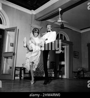 Die Schauspielerin Charlotte Rampling und ihr Verlobter Jeremy Lloyd am Set von „The Long Duel“ in den Pinewood Studios. 3.. Januar 1967.die Schauspielerin Charlotte Rampling und ihr Verlobter Jeremy Lloyd am Set von "The Long Duel" in den Pinewood Studios. 3.. Januar 1967. Stockfoto