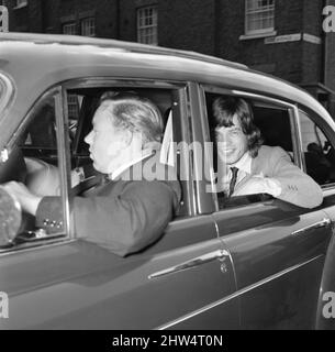 Mick Jagger von den Rolling Stones verlässt brixton im Anschluss an das Drogenprozeß der Gruppe gegen ihn und Keith Richards auf der Privatstraße Jebb Avenue in einem Rolls Bentley.30.. Juni 1967. Stockfoto