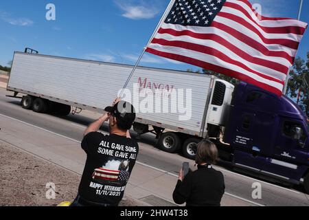 Tucson, Arizona, USA. 3. März 2022. Befürworter des amerikanischen Truckers Freedon-Konvois Linie Interstate 10 in Tucson, um ihre Unterstützung für Trucker zu zeigen, die protestieren gegen Pandemiebeschränkungen, die durch Proteste in Kanada inspiriert wurden. Der Konvoi startete in Kalifornien und versucht, eine Cross Country Karawane zu organisieren, die in Washington, D.C. enden wird (Foto: © Christopher Brown/ZUMA Press Wire) Stockfoto