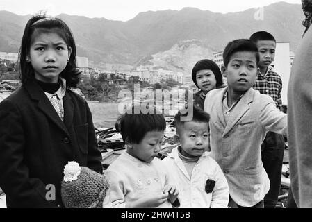 Das Leben im Jahr 1960s das koloniale Hongkong mit einer rapide wachsenden Bevölkerung von mehr als 4 Millionen Menschen, viele sind gezwungen, in Besetzerhütten und Kleinstädten zu leben, aufgenommen im Januar 1968. Unser Bild Zeigt ... Slum Kinder von Hongkong. Stockfoto