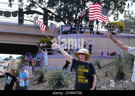 Tucson, Arizona, USA. 3. März 2022. Befürworter des amerikanischen Truckers Freedon-Konvois Linie Interstate 10 in Tucson, um ihre Unterstützung für Trucker zu zeigen, die protestieren gegen Pandemiebeschränkungen, die durch Proteste in Kanada inspiriert wurden. Der Konvoi startete in Kalifornien und versucht, eine Cross Country Karawane zu organisieren, die in Washington, D.C. enden wird (Foto: © Christopher Brown/ZUMA Press Wire) Stockfoto