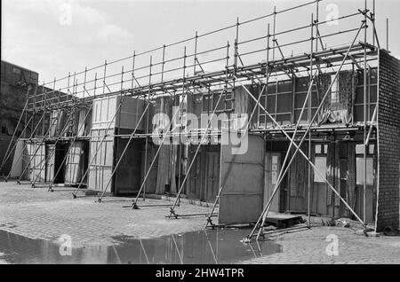 Coronation Street-Set. Eine neue Straßeneinstellung für die Coronation Street. Granada T.V hat ein Außenset für einige der Szenen für zukünftige Coronation Street Episoden gebaut. Bild aufgenommen am 15.. Mai 1968 Stockfoto