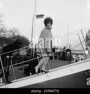 Die Hunde von Elizabeth Taylor und Richard Burton genießen eine ziemlich teure Quarantäne und sind an Bord der Familienyacht, die vor dem Tower Pier festgemacht ist. Die Burton's wohnen im Dorchester Hotel, während Richard in diesem Land filmt, und um zu vermeiden, dass die Hunde für sechs Monate in Quarantäne gehen, wird die Yacht benutzt, um die Hunde zu beherbergen, während ihre Besitzer in der Stadt bleiben. 16.. Februar 1968. Stockfoto