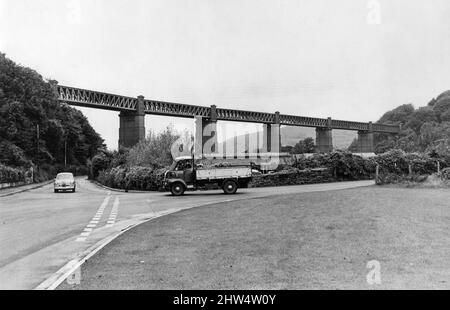 Walnut Tree Viaduct, ein Eisenbahnviadukt oberhalb des südlichen Dorfs von Taffs Well, Cardiff, South Wales, Freitag, 20.. September 1968. Aus Ziegelsteinsäulen und Stahlgitterträgern Spannweiten. Stockfoto