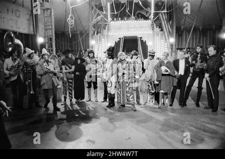 The Rolling Stones Rock 'n' Roll Circus TV Special, Intertel Studios, Stonebridge Park, 11. Dezember 1968. L-R: Keith Moon, Pete Townshend, John Lennon & Yoko Ono, Keith Richards, Charlie Watts, Mick Jagger, Brian Jones, Bill Wyman Und Eric Clapton Stockfoto