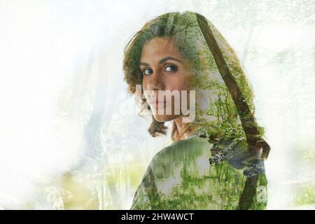 Die Eroberung des Betondschungels. Mehrfachaufnahme einer jungen Geschäftsfrau über einer Waldlandschaft. Stockfoto