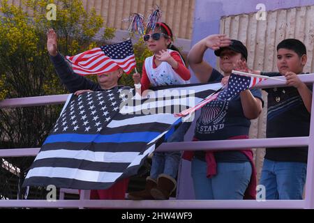 Tucson, Arizona, USA. 3. März 2022. Befürworter des amerikanischen Truckers Freedon-Konvois Linie Interstate 10 in Tucson, um ihre Unterstützung für Trucker zu zeigen, die protestieren gegen Pandemiebeschränkungen, die durch Proteste in Kanada inspiriert wurden. Der Konvoi startete in Kalifornien und versucht, eine Cross Country Karawane zu organisieren, die in Washington, D.C. enden wird (Foto: © Christopher Brown/ZUMA Press Wire) Stockfoto