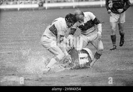 Leeds 11-10 Wakefield Trinity, Rugby League Challenge Cup Finalspiel im Wembley Stadium, London, Samstag, 11.. Mai 1968. Das Spiel wird auch als WaterSplash Final bekannt, da der Zustand des wasserprotokollierten Platzes durch schwere Regengüsse sowohl vor als auch während des Spiels verursacht wurde. Stockfoto