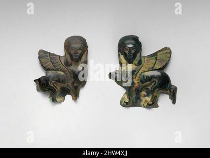 Kunst inspiriert von Plaque in Form einer Sphinx, Iron Age II, ca. 8.. Jahrhundert v. Chr., Syrien, Bronze, 5 1/4 x 5 1/8 Zoll (13,3 x 13 cm), Metallreliefs, aus einzelnen Bronzeblättern gehämmert, schauen diese Sphinxe nach außen zum Betrachter hin. Ihre struppenden Posen spiegeln sich und Classic Works, die von Artotop mit einem Schuss Modernität modernisiert wurden. Formen, Farbe und Wert, auffällige visuelle Wirkung auf Kunst. Emotionen durch Freiheit von Kunstwerken auf zeitgemäße Weise. Eine zeitlose Botschaft, die eine wild kreative neue Richtung verfolgt. Künstler, die sich dem digitalen Medium zuwenden und die Artotop NFT erschaffen Stockfoto