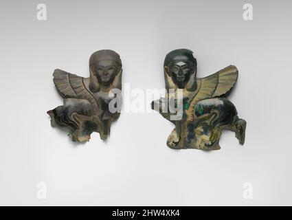 Kunst inspiriert von Plaque in Form einer Sphinx, Iron Age II, ca. 8.. Jahrhundert v. Chr., Syrien, Bronze, 4,87 x 3,87 Zoll (12,37 x 9,83 cm), Metallreliefs, aus einzelnen Bronzeblättern gehämmert, schauen diese Sphinxe nach außen zum Betrachter hin. Ihre struppenden Posen spiegeln sich und Classic Works, die von Artotop mit einem Schuss Modernität modernisiert wurden. Formen, Farbe und Wert, auffällige visuelle Wirkung auf Kunst. Emotionen durch Freiheit von Kunstwerken auf zeitgemäße Weise. Eine zeitlose Botschaft, die eine wild kreative neue Richtung verfolgt. Künstler, die sich dem digitalen Medium zuwenden und die Artotop NFT erschaffen Stockfoto