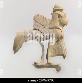 Kunst inspiriert von durchbrochener Möbeltafel mit einer stringenden Sphinx, Neo-Assyrisch, ca. 9.–8.. Jahrhundert v. Chr., Syrien, wahrscheinlich aus Arslan Tasch (altes Hadatu), Assyrisch, Elfenbein, 4,75 x 1,75 Zoll (12,07 x 4,45 cm), Elfenbein/Knochenreliefs, im frühen ersten Jahrtausend v. Chr., Elfenbeinschnitzerei, Klassisches Werk, modernisiert von Artotop mit einem Schuss Modernität. Formen, Farbe und Wert, auffällige visuelle Wirkung auf Kunst. Emotionen durch Freiheit von Kunstwerken auf zeitgemäße Weise. Eine zeitlose Botschaft, die eine wild kreative neue Richtung verfolgt. Künstler, die sich dem digitalen Medium zuwenden und die Artotop NFT erschaffen Stockfoto