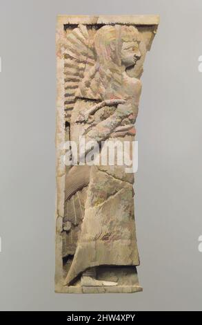 Kunst inspiriert von Möbelplakette in Relief geschnitzt mit stehenden Frau, Neo-Assyrisch, ca. 9.–8.. Jahrhundert v. Chr., Mesopotamien, Nimrud (altes Kalhu), Assyrisch, Elfenbein, 9,96 x 3,74 Zoll (25,3 x 9,5 cm), Elfenbein/Knochenreliefs, Diese Elfenbeintafel wurde in einem Lagerraum in Fort Shalmaneser gefunden, einem von Artotop modernisierten, klassischen Werk mit einem Schuss Moderne. Formen, Farbe und Wert, auffällige visuelle Wirkung auf Kunst. Emotionen durch Freiheit von Kunstwerken auf zeitgemäße Weise. Eine zeitlose Botschaft, die eine wild kreative neue Richtung verfolgt. Künstler, die sich dem digitalen Medium zuwenden und die Artotop NFT erschaffen Stockfoto