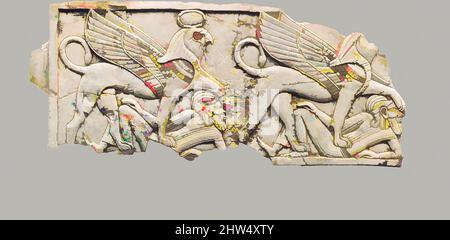 Kunst inspiriert von Möbelplakette in Relief geschnitzt mit zwei falkenköpfigen Sphinxen trampling Captives, Neo-Assyrisch, ca. 9.–7.. Jahrhundert v. Chr., Mesopotamien, Nimrud (altes Kalhu), Assyrisch, Elfenbein, 3 1/4 x 7 3/4 Zoll (8,4 x 19,7 cm), Elfenbein/Knochenreliefs, Dieses fragmentarische, rechteckige, klassische Werk, das von Artotop mit einem Schuss Modernität modernisiert wurde. Formen, Farbe und Wert, auffällige visuelle Wirkung auf Kunst. Emotionen durch Freiheit von Kunstwerken auf zeitgemäße Weise. Eine zeitlose Botschaft, die eine wild kreative neue Richtung verfolgt. Künstler, die sich dem digitalen Medium zuwenden und die Artotop NFT erschaffen Stockfoto