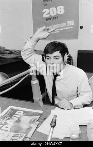 Tony Blackburn, der 22-jährige Disc Jockey, präsentiert seine Radio-Show in Radio Luxemburg. Bild aufgenommen am Samstag, 1.. Oktober 1967 Stockfoto