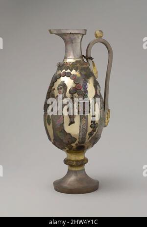 Kunst inspiriert von Ewer mit tanzenden Frauen in Arkaden, Sasanian, ca. 6.–7.. Jahrhundert n. Chr., Iran, Sasanian, Silber, Quecksilbervergoldung, H. von (A) 34 cm, Metallbearbeitungsgefäße beschriftet, spät Sasanian Silbergefäße, vor allem Flaschen und Auer, wurden oft mit weiblichen Figuren verziert, Classic Works modernisiert von Artotop mit einem Spritzer der Moderne. Formen, Farbe und Wert, auffällige visuelle Wirkung auf Kunst. Emotionen durch Freiheit von Kunstwerken auf zeitgemäße Weise. Eine zeitlose Botschaft, die eine wild kreative neue Richtung verfolgt. Künstler, die sich dem digitalen Medium zuwenden und die Artotop NFT erschaffen Stockfoto