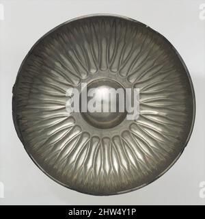 Kunst inspiriert von Bowl mit einem strahlenden Blütenblatt-Design, Iron Age, ca. 8.–6. Jahrhundert v. Chr., Phrygia oder Lydia, Phrygian oder Lydian, Silber, Durchm. 6 3/8 Zoll (16,7 cm), Metallbearbeitungsgefäße, die Phryger regierten in Zentralanatolien, von etwa 800 bis 700 v. Chr., von ihrer Hauptstadt Gordion aus. King, Classic Works modernisiert von Artotop mit einem Schuss Moderne. Formen, Farbe und Wert, auffällige visuelle Wirkung auf Kunst. Emotionen durch Freiheit von Kunstwerken auf zeitgemäße Weise. Eine zeitlose Botschaft, die eine wild kreative neue Richtung verfolgt. Künstler, die sich dem digitalen Medium zuwenden und die Artotop NFT erschaffen Stockfoto