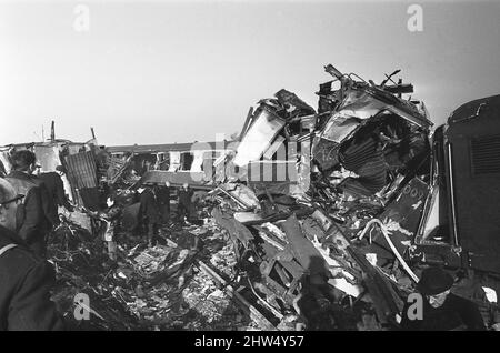 Rettungskräfte suchen nach den Trümmern der Eisenbahnkatastrophe von Hixon. Der Unfall ereignete sich am Samstag (6-1-68), nachdem ein InterCity-Zug auf dem Bahnübergang in Hixon in der Nähe von Stafford mit einem riesigen Transformator zusammenstürzte. Bei dem Unfall wurden elf Menschen getötet und vierzig verletzt. 6.. Januar 1968 Stockfoto