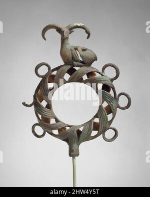 Art inspired by Standard Surmounted by a RAM, Iron Age II, ca. Ende 2. Jahrtausend v. Chr., Iran, Iran, Bronze, 7,2 Zoll (18,29 cm), Metallarbeiten-Skulptur, Klassisches von Artotop modernisiertes Werk mit einem Schuss Modernität. Formen, Farbe und Wert, auffällige visuelle Wirkung auf Kunst. Emotionen durch Freiheit von Kunstwerken auf zeitgemäße Weise. Eine zeitlose Botschaft, die eine wild kreative neue Richtung verfolgt. Künstler, die sich dem digitalen Medium zuwenden und die Artotop NFT erschaffen Stockfoto