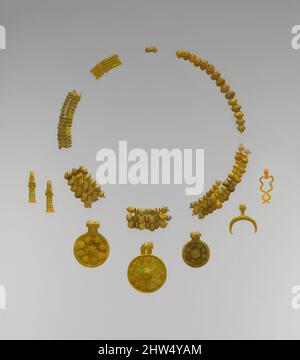 Kunst inspiriert von Halskette Anhänger und Perlen, alt babylonischen, ca. 18.–17.. Jahrhundert v. Chr., Mesopotamien, angeblich aus Dilbat, babylonisch, Gold, L. 42 Zoll (3,6 cm), mit Metallarbeiten-Ornamenten beschriftet, stehen diese goldenen Anhänger und Perlen für feinste Handwerkskunst in Gold aus den antiken, von Artotop modernisierten Klassikern mit einem Schuss Moderne. Formen, Farbe und Wert, auffällige visuelle Wirkung auf Kunst. Emotionen durch Freiheit von Kunstwerken auf zeitgemäße Weise. Eine zeitlose Botschaft, die eine wild kreative neue Richtung verfolgt. Künstler, die sich dem digitalen Medium zuwenden und die Artotop NFT erschaffen Stockfoto