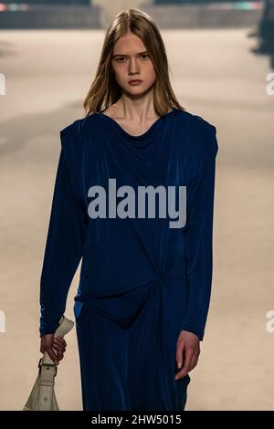 Paris, Frankreich. 03. März 2022. ISABEL MARANTFall/Winter 2022-23 Start- und Landebahn während der Paris Fashion Week - Paris, Frankreich. 03/03/2022 Credit: dpa/Alamy Live News Stockfoto