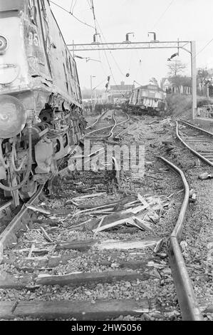 Der Eisenbahnunfall von Stechford 1967 ereignete sich am 28.. Februar 1967 am Bahnhof Stechford in der Gegend von Stechford in Birmingham, England. Hauptursache - Treiberfehler. Sekundäre Ursache - Shunter-Fehler. Ergebnis Nebeneinanderprall, Entgleisung, Kollision mit der Struktur. 9 Tote, 16 Verletzte. Eine Diesellokomotive der Baureihe 24 war mit einem Ballastzug am Stechford-Nebengleise angekommen. Dies sollte nach Nuneaton zurückkehren und so musste die Lokomotive um den Zug fahren. Es gab zu viele Waggons, um die Rundlaufschleife zu verwenden, so dass der Head Shunter beschloss, die Lok über die zu fahren Stockfoto