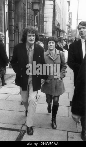 Joe Cocker und seine Frau erscheinen wegen Drogendelichtes am Malborough Street Court, London.19.. Dezember 1968. Stockfoto