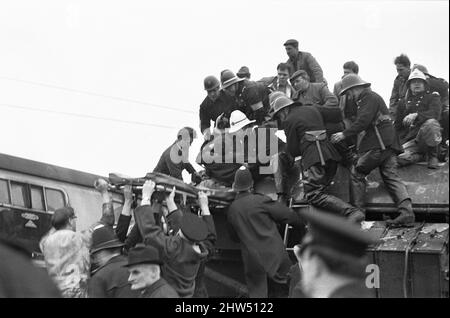 Feuerwehrleute arbeiten daran, eines der Opfer der Eisenbahnkatastrophe von Hixon in einem Wagen zu retten. Der Unfall ereignete sich am Samstag (6-1-68), nachdem ein InterCity-Zug auf dem Bahnübergang in Hixon in der Nähe von Stafford mit einem riesigen Transformator zusammenstürzte. Bei dem Unfall wurden elf Menschen getötet und vierzig verletzt. 6.. Januar 1968 Stockfoto