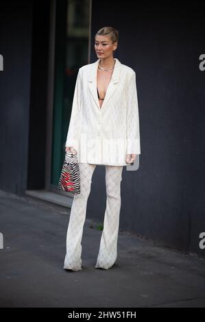 Amalie Gassmann vor der Etro Fashion Show während der Mailänder Fashion Week Herbst/Winter 2022/2023 Stockfoto