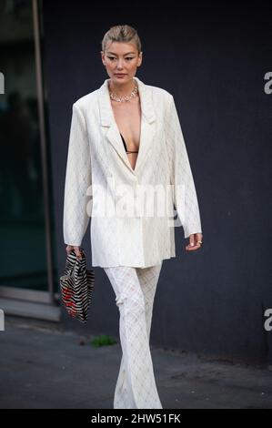 Amalie Gassmann vor der Etro Fashion Show während der Mailänder Fashion Week Herbst/Winter 2022/2023 Stockfoto