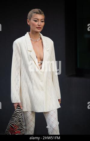 Amalie Gassmann vor der Etro Fashion Show während der Mailänder Fashion Week Herbst/Winter 2022/2023 Stockfoto