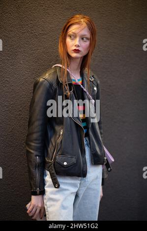 Model Sara Grace Wallerstedt vor der Philosophy Fashion Show während der Mailänder Fashion Week Herbst/Winter 2022/2023 Stockfoto